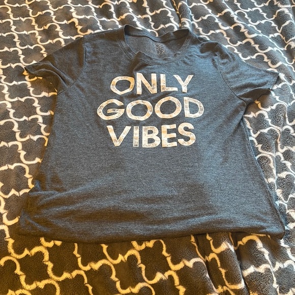 Grey t shirt saying "only good vibes" - Picture 1 of 2